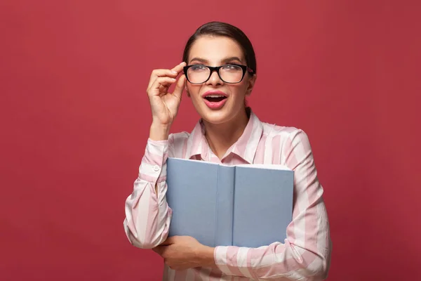 Retrato Jovem Feliz Mulher Surpreso Óculos Detém Livro Leitura Educação — Fotografia de Stock