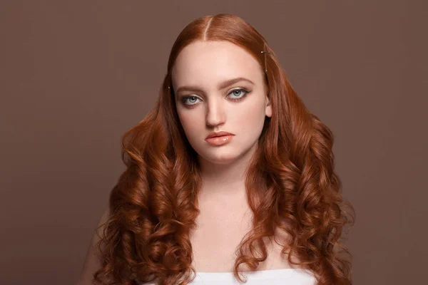 Nice Perfeita Jovem Ruiva Modelo Olhando Para Câmera Fundo Marrom — Fotografia de Stock