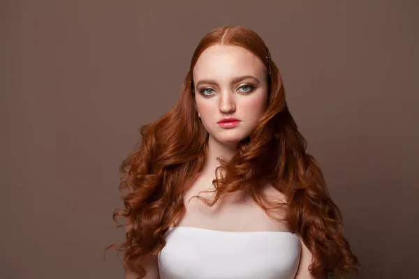 Όμορφη Νεαρή Γυναίκα Κόκκινα Μαλλιά Redhead Μοντέλο Καφέ Φόντο — Φωτογραφία Αρχείου
