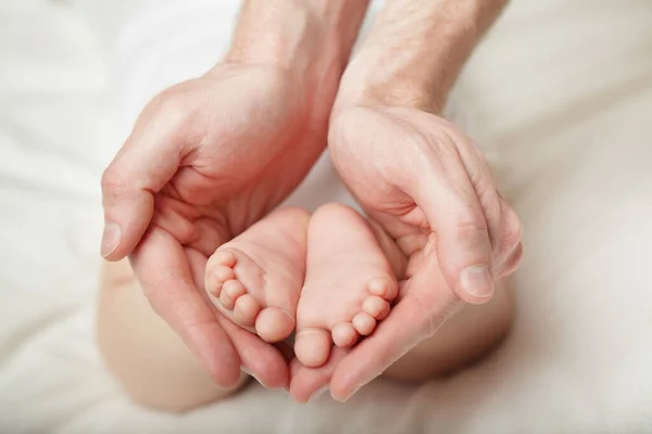 Baby Feet Cupped Father Hands — Stock Photo, Image