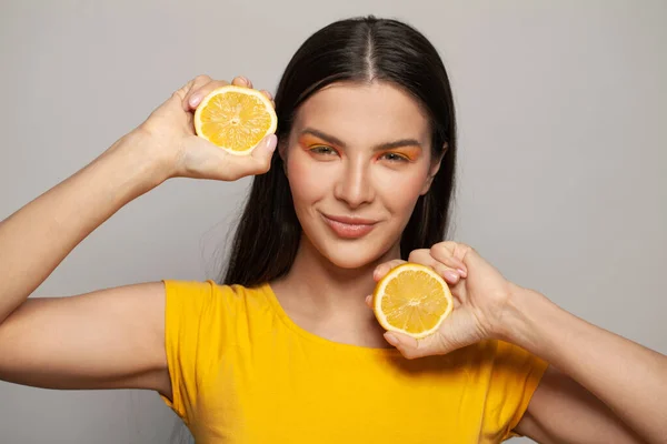 Retrato Mujer Atractiva Camiseta Amarilla Con Frutas Limón Bonita Modelo — Foto de Stock
