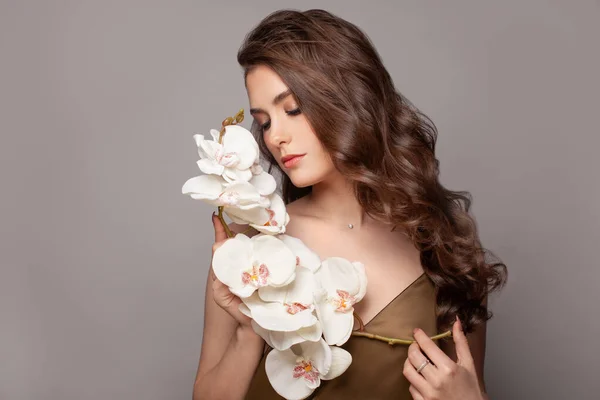 Yound Mooie Vrouw Met Lang Bruin Haar Witte Bloemen Mode — Stockfoto