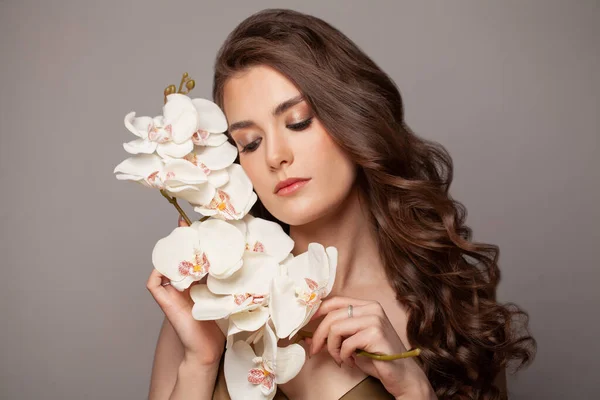 Aantrekkelijke Vrouw Met Lang Perfect Krullend Haar Witte Bloemen Mode — Stockfoto