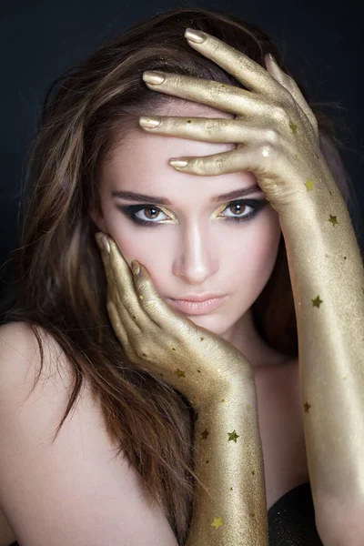 Młoda Piękna Kobieta Doskonałym Makijażem Złotymi Rękami — Zdjęcie stockowe