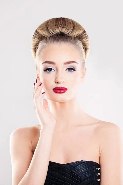 Retrato Moda Belleza Mujer Rubia Perfecta Con Maquillaje Peinado — Foto de Stock