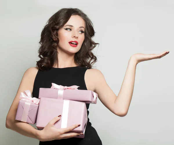 Beautiful Young Woman Pink Gifts Showing Empty Open Hand White — Stock Photo, Image