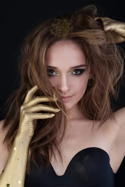 Attractive Model Woman Long Brown Hair Smoky Eyes Makeup Golden — Foto Stock