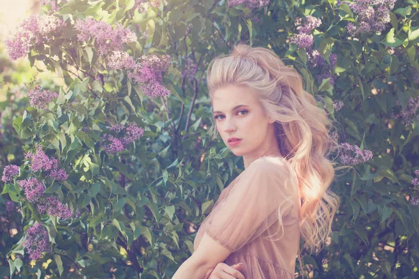 Nice Blonde Woman Floral Background Outdoor — Stok fotoğraf