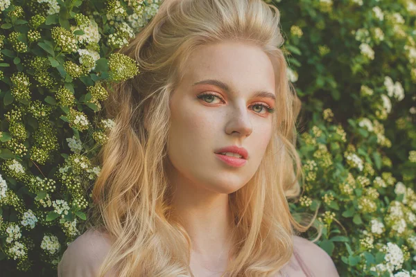 Young Woman Blonde Hair Natural Makeup Spring Flowers Green Leaves — Φωτογραφία Αρχείου