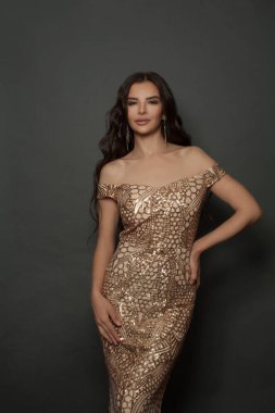 Siyah arka planda duran, mükemmel saç stili olan güzel bir model. Moda portresi.