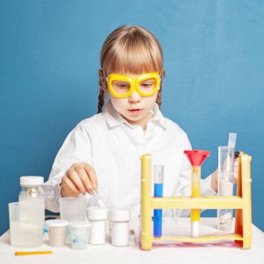 Liseli kız kimya dersinde deney yapıyor. Modern okulda araştırma ve eğitim. Cam mataraları ve test tüpleriyle kimyasal laboratuvar..