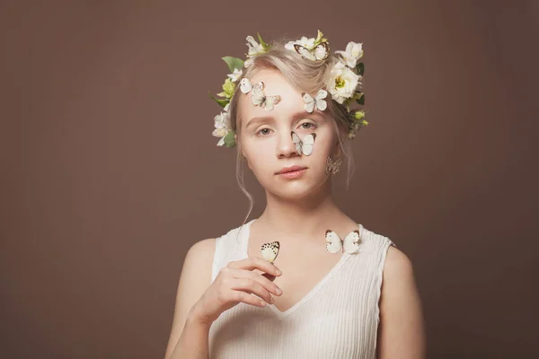 Ung Attraktiv Leende Blond Kvinna Sommar Porträtt — Stockfoto