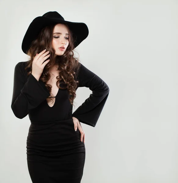 Bellezza Ritratto Donna Elegante Cappello Nero Sfondo Bianco — Foto Stock