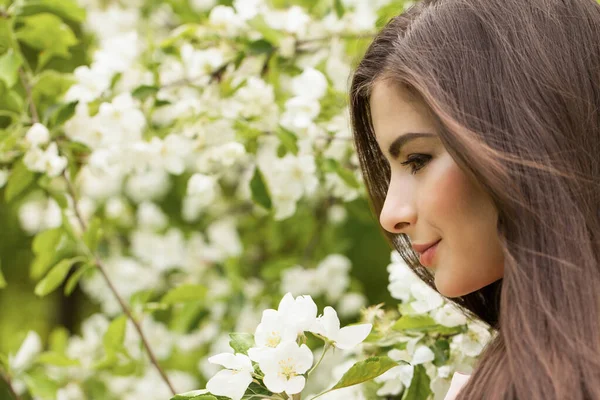 Dość Romantyczna Kobieta Wiosennym Ogrodzie — Zdjęcie stockowe