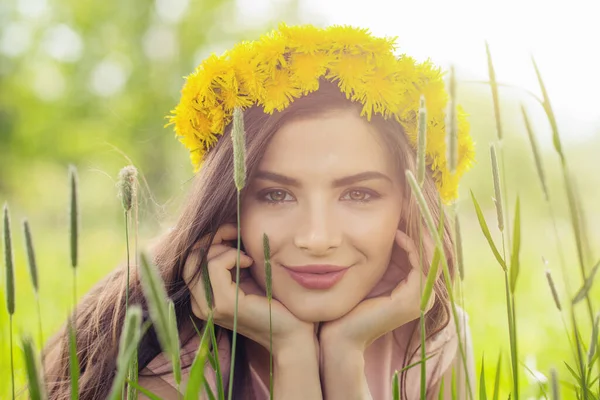 Красивое Лицо Весенний Портрет Привлекательной Женщины Открытом Воздухе — стоковое фото