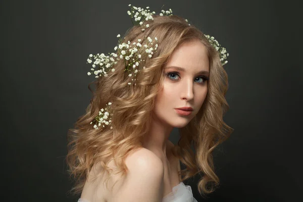 Young Beautiful Woman Blond Wavy Hairstyle Natural Tender Makeup Close — Stock Photo, Image