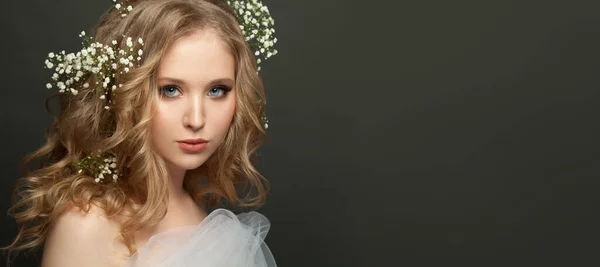 Blond Vrouwtje Met Elegante Kapsel Make Fashion Schoonheid Portret Zwarte — Stockfoto