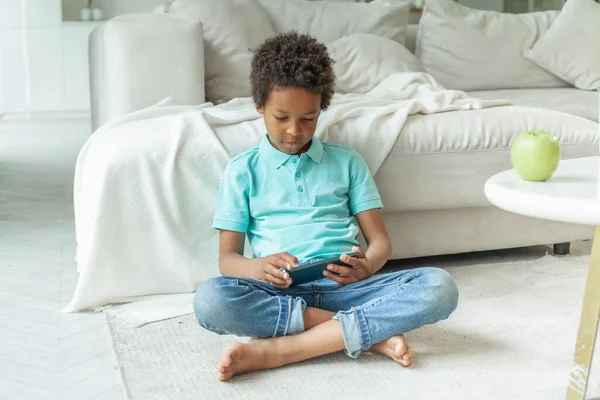 Serieuze Kind Jongen Met Telefoon Spelen Spel — Stockfoto