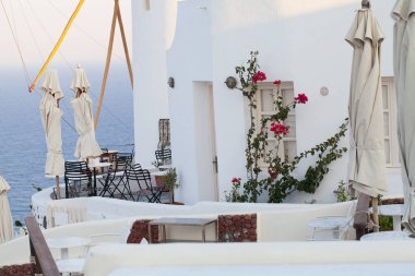 Santorini Island, Yunanistan beyaz mimarisinde. Güzel yaz manzara, Deniz Manzaralı.