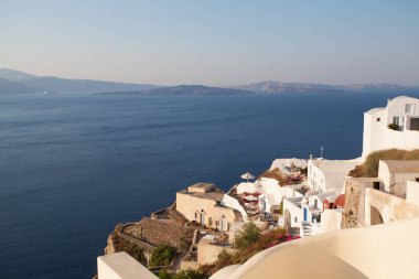 Santorini, Yunanistan. Çiçekli küçük caddedeki geleneksel Kiklad Santorini evleri manzarası. Oia köyü, Santorini.