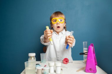 Şok olmuş araştırmacı bilim ekipmanlarıyla deney yapıyor.