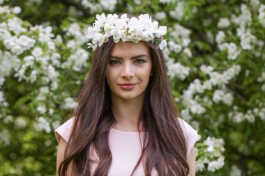 Bahar bahçesinde genç ve güzel bir kadın