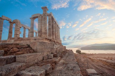 Cape Sounio 'daki Poseidon Tapınağı' nda inanılmaz gökyüzü bulutları, Attica, Yunanistan