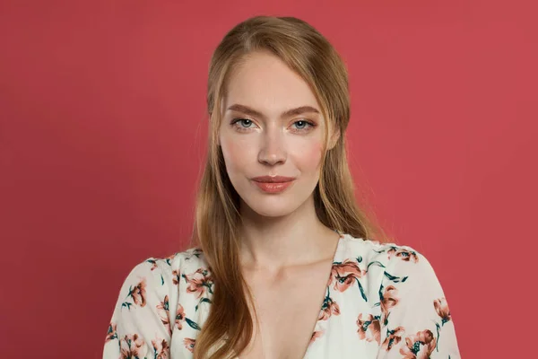 Portret Van Lachende Mooie Jonge Vrouw — Stockfoto