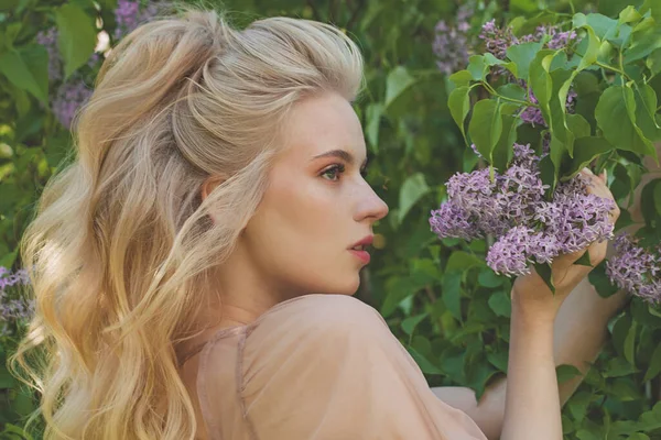 Відкритому Повітрі Портрет Красивої Блондинки Молодої Жінки Весняному Квітковому Фоні — стокове фото