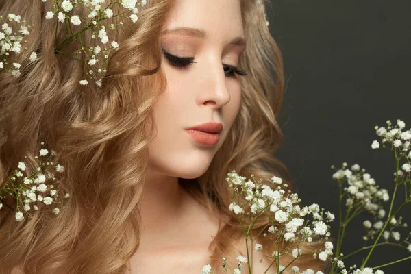 Hübsche Frau Mit Blütenblumen — Stockfoto