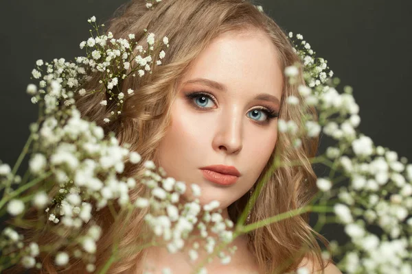 Genç Kadın Model Portresi Güzel Yüz Yakın Çekim — Stok fotoğraf