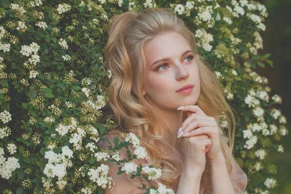 Blonde Frau Mit Langen Haaren Auf Natur Sommer Hintergrund — Stockfoto