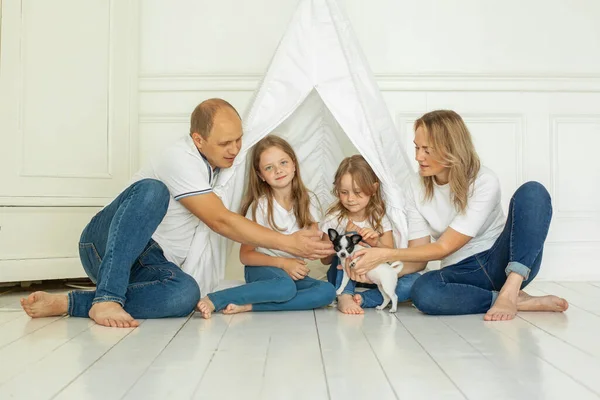 Familia Feliz Camisetas Blancas Abrazando Perrito Madre Padre Dos Hijas — Foto de Stock