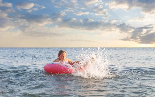 可爱的小女孩在水里游泳 在蓝天和云彩的映衬下享受大海的美景 — 图库照片