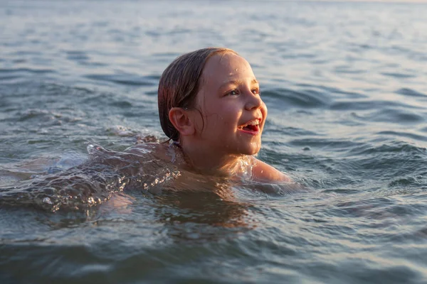 Urocza Dziewczynka Uczy Się Pływać Dobrze Się Bawić Wakacje Letnie — Zdjęcie stockowe