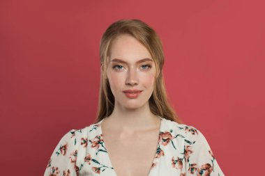 Kırmızı arka planda gülümseyen güzel bir kadının portresi..