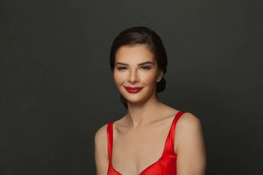 Güzel bir yüz. Neşeli, çekici bir kadın, yakın çekimde portre.