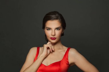 Kırmızı dudak makyajlı güzel bir model kadın. Moda, güzellik ve makyaj portresi