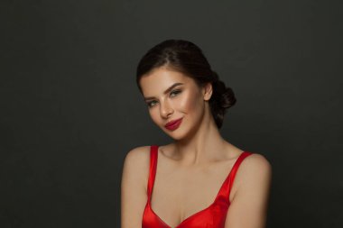 Parlak kırmızı dudaklı genç bir kadın modelin portresi. Stüdyo fotoğrafı