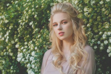 23 yaşındaki güzel sarışın bir kadının portresi.