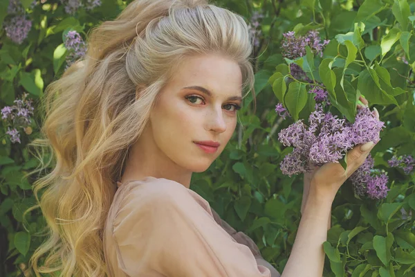 Gülümseyen sarışın kadın. Güzel genç bayan yaz parkında kendini mutlu hissediyor..