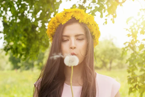 春天的妇女肖像 用蒲公英吹风的年轻女人 — 图库照片