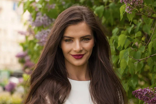 Retrato Cerca Hermosa Joven Con Pelo Largo Saludable Color Marrón — Foto de Stock