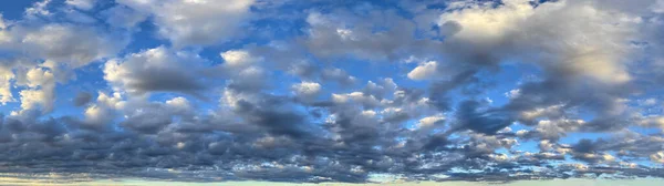 青空と白い雲が広がるスカイラインの背景 — ストック写真