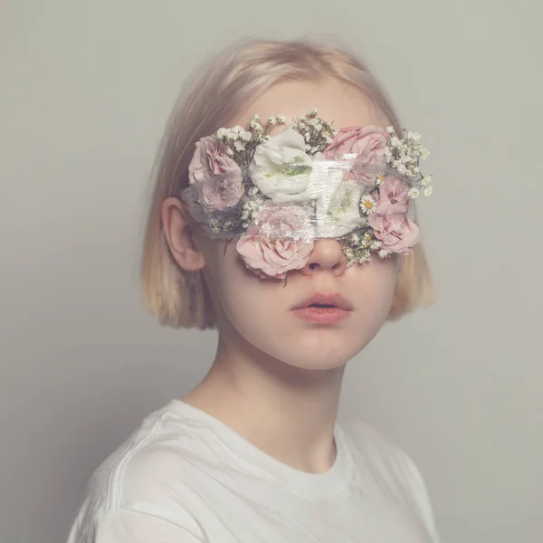 Sen Představivost Mladá Dívka Květiny Jejích Očích Bílém Pozadí — Stock fotografie