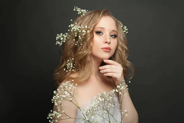 美しい若い女性が白い花で立っている 白いドレスで彼女の髪に花と女性モデル 肖像画 ロマンス — ストック写真