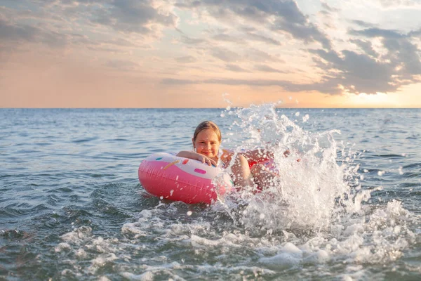 快乐的孩子在海上玩的很开心快乐的小女孩戴着充气戒指 热带岛屿概念方面的旅行生活方式 游泳活动和度假 — 图库照片