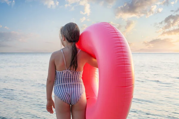 Začínají Letní Prázdniny Dítě Dívka Plavkách Drží Plavecký Prsten Mořské — Stock fotografie