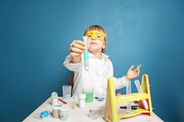 Fen laboratuarındaki küçük kız.