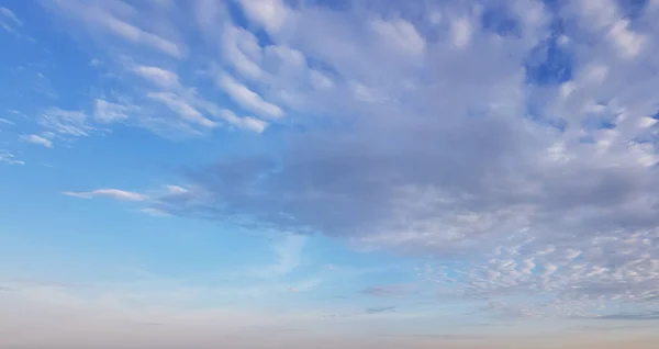 Jasne Kolorowe Panoramiczne Niebo Chmurami Słoneczny Dzień — Zdjęcie stockowe